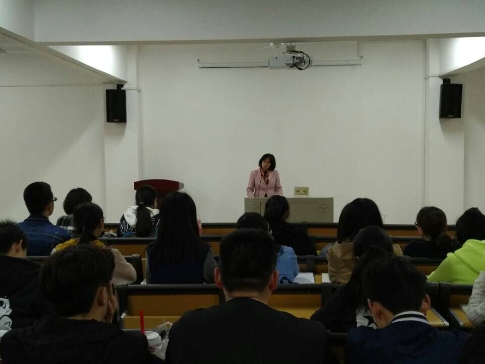 喻嵘院长为中医专业八年制学生做学习经验分享讲座